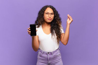 Genç İspanyol kadın sana borcunu ödemeni söyleyerek kapiş ya da para hareketi yapıyor! akıllı telefon kavramı