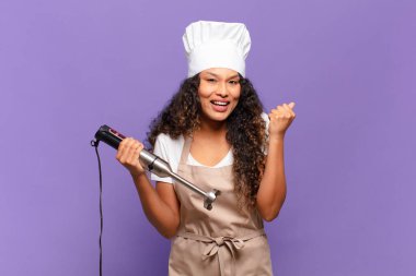 Genç İspanyol kadın şok olmuş, heyecanlı ve mutlu hissediyor, gülüyor ve başarıyı kutluyor, vay canına! Şef konsepti