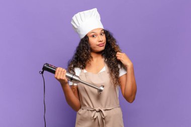 Genç İspanyol kadın kibirli, başarılı, pozitif ve gururlu görünüyor, kendini işaret ediyor. Şef konsepti