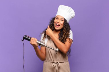 Genç İspanyol kadın mutlu, pozitif ve başarılı hissediyor, bir meydan okumayla karşılaştığında ya da iyi sonuçları kutladığında motive oluyor. Şef konsepti