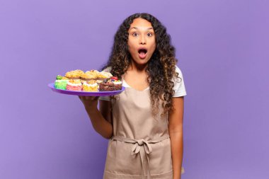 Genç İspanyol kadın şok olmuş ya da şaşırmış görünüyor, ağzı açık bir şekilde 