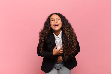 Genç İspanyol kadın komik bir şakaya yüksek sesle gülüyor, mutlu ve neşeli hissediyor, eğleniyor. iş kavramı