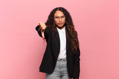 Genç İspanyol kadın kızgın, sinirli, hayal kırıklığına uğramış ya da hoşnutsuz hissediyordu. Ciddi bir bakışla reddediyordu. iş kavramı