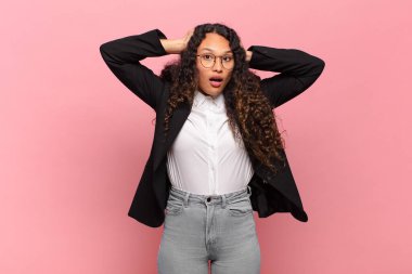 Genç İspanyol kadın kendini stresli, endişeli, endişeli ya da korkmuş hissediyordu. Elleri başının üstünde, hatayla panikliyordu. iş kavramı