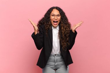 Genç İspanyol kadın mutlu, heyecanlı, şaşırmış ya da şok olmuş hissediyor. İnanılmaz bir şeye gülümsüyor ve hayrete düşüyor. iş kavramı