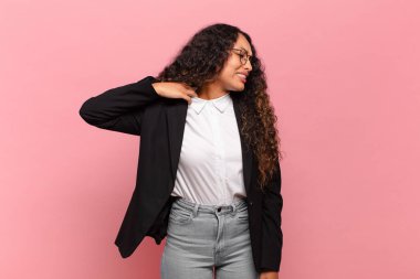 Genç İspanyol kadın stresli, endişeli, yorgun ve hayal kırıklığına uğramış, gömleğini çekmiş, sorunlu görünüyor. iş kavramı