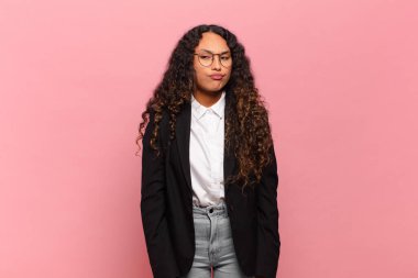 Genç İspanyol kadın üzgün, üzgün ya da kızgın hissediyor ve olumsuz bir tavırla taraflara bakıyor, anlaşmazlık içinde kaşlarını çatıyor. iş kavramı