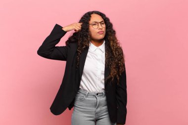 Genç İspanyol kadın şaşkın ve şaşkın hissediyor. Deli, deli ya da aklını kaçırmış olduğunu gösteriyor. iş kavramı