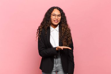 Genç İspanyol kadın neşeyle gülümsüyor, kendini mutlu hissediyor ve fotokopi dünyasında avucunun içi gibi bir konsept gösteriyor. iş kavramı