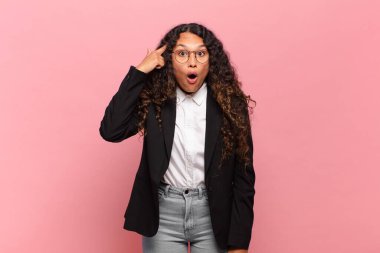 Genç İspanyol kadın şaşırmış, ağzı açık, şok olmuş, yeni bir düşünce, fikir ya da konsept keşfediyor. iş kavramı