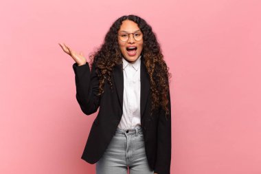 Genç İspanyol kadın mutlu, şaşırmış ve neşeli hissediyor, olumlu bir tavırla gülümsüyor, bir çözüm ya da fikrin farkına varıyor. iş kavramı