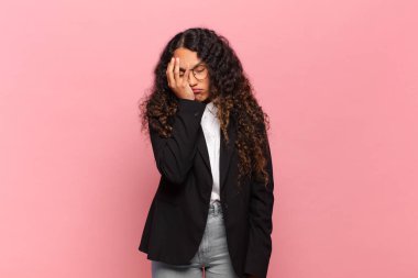 Genç İspanyol kadın, sıkıcı, sıkıcı ve can sıkıcı bir işten sonra sıkılmış, hayal kırıklığına uğramış ve uykulu hissediyor. iş kavramı