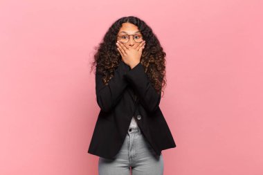 Genç İspanyol kadın şok olmuş, şaşırmış bir ifadeyle ağzını kapatıyor ya sır saklıyor ya da 