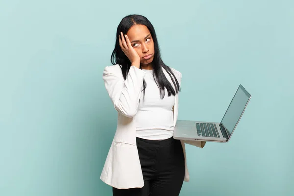 Jovem Negra Sentindo Entediado Frustrado Sonolento Depois Uma Tarefa Cansativa — Fotografia de Stock