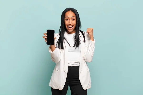 Jovem Negra Sentindo Chocado Animado Feliz Rindo Celebrando Sucesso Dizendo — Fotografia de Stock