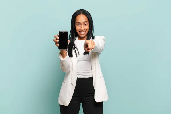 Junge Schwarze Frau Die Mit Einem Zufriedenen Selbstbewussten Freundlichen Lächeln — Stockfoto