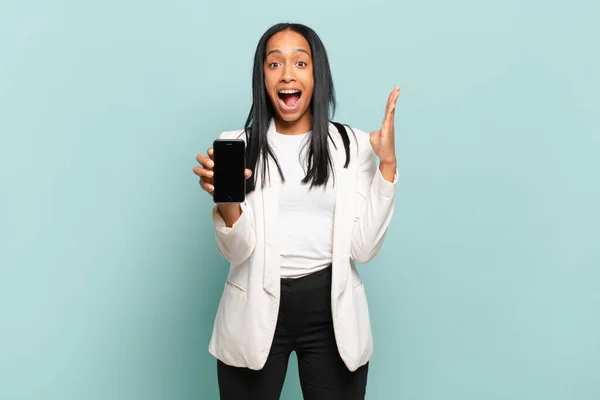 Jovem Negra Sentindo Feliz Animado Surpreso Chocado Sorrindo Surpreso Com — Fotografia de Stock