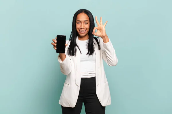 Jovem Negra Sentindo Feliz Relaxado Satisfeito Mostrando Aprovação Com Gesto — Fotografia de Stock