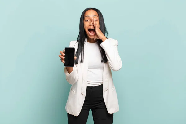 Jovem Negra Sentindo Feliz Animado Positivo Dando Grande Grito Com — Fotografia de Stock