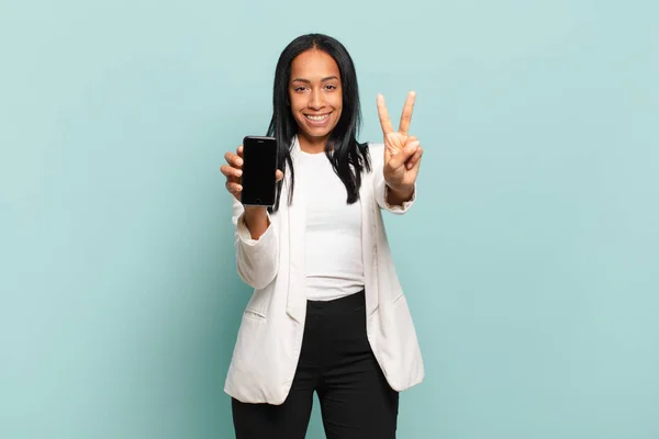 Jovem Mulher Negra Sorrindo Olhando Amigável Mostrando Número Dois Segundo — Fotografia de Stock