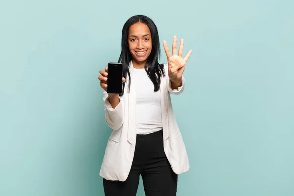 Jovem Mulher Negra Sorrindo Olhando Amigável Mostrando Número Quatro Quarto — Fotografia de Stock