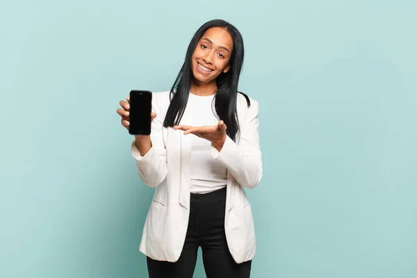 Jovem Mulher Negra Sorrindo Alegremente Sentindo Feliz Mostrando Conceito Espaço — Fotografia de Stock