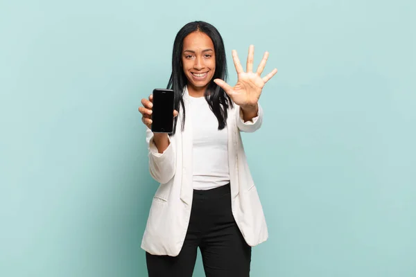 Jovem Mulher Negra Sorrindo Olhando Amigável Mostrando Número Cinco Quinto — Fotografia de Stock