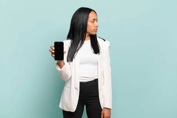 Jovem Negra Visão Perfil Olhando Para Copiar Espaço Frente Pensando — Fotografia de Stock