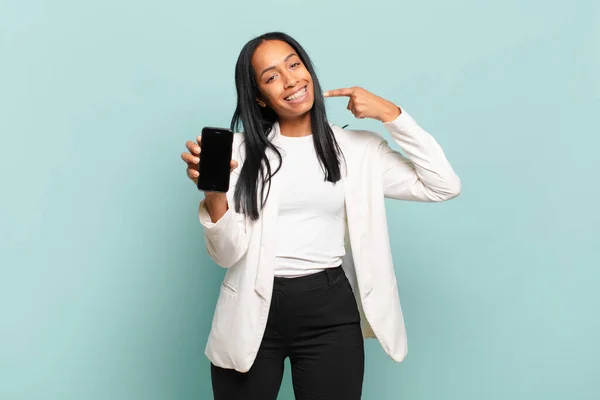 Jovem Mulher Negra Sorrindo Confiantemente Apontando Para Próprio Sorriso Largo — Fotografia de Stock