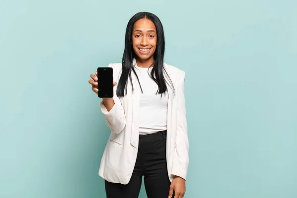 Jovem Mulher Negra Olhando Feliz Agradavelmente Surpreso Animado Com Uma — Fotografia de Stock