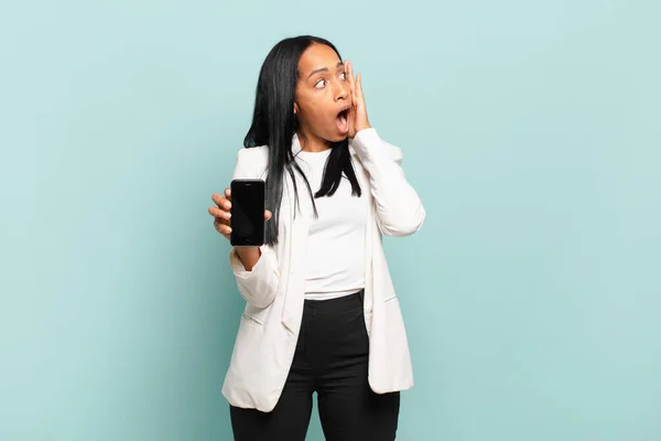 Joven Mujer Negra Sintiéndose Feliz Emocionada Sorprendida Mirando Lado Con —  Fotos de Stock