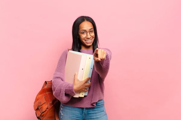 Jovem Mulher Negra Apontando Para Câmera Com Sorriso Satisfeito Confiante — Fotografia de Stock