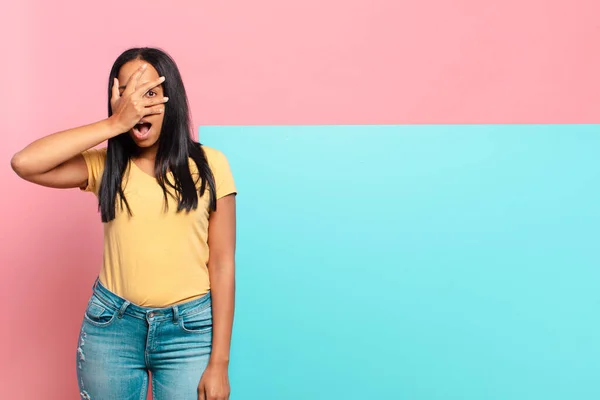 Genç Siyahi Kadın Şok Olmuş Korkmuş Korkmuş Görünüyordu Yüzü Elle — Stok fotoğraf