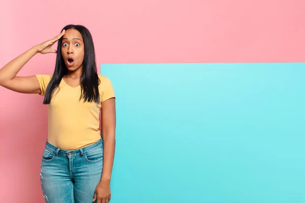 Joven Mujer Negra Mirando Feliz Asombrado Sorprendido Sonriendo Dándose Cuenta —  Fotos de Stock