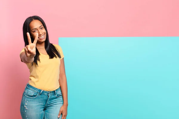 Jeune Femme Noire Souriante Amicale Montrant Numéro Deux Deuxième Avec — Photo