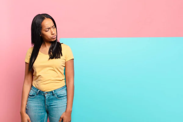 Junge Schwarze Frau Die Traurig Verärgert Oder Wütend Ist Und — Stockfoto