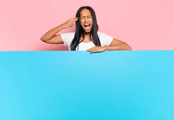 Joven Mujer Negra Buscando Infeliz Estresado Gesto Suicida Haciendo Signo — Foto de Stock