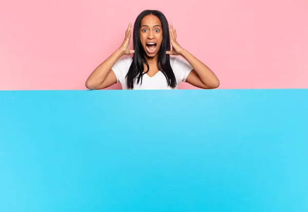 Joven Mujer Negra Gritando Con Las Manos Alto Sintiéndose Furiosa — Foto de Stock