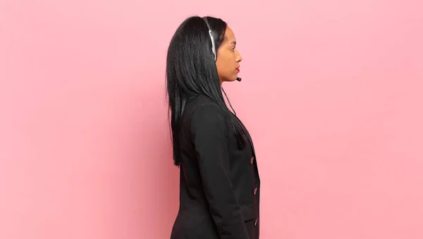 Profil Görünümlü Genç Siyahi Kadın Uzayı Kopyalamaya Çalışıyor Düşünüyor Hayal — Stok fotoğraf