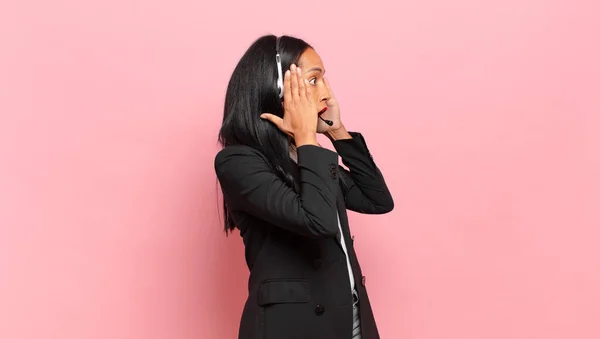 Genç Siyahi Kadın Mutlu Heyecanlı Şaşırmış Hissediyordu Eli Suratında Bir — Stok fotoğraf