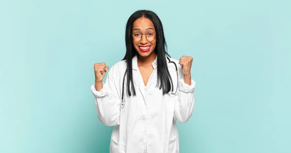 年轻的黑人妇女感到震惊 兴奋和快乐 笑着庆祝成功 医生概念 — 图库照片
