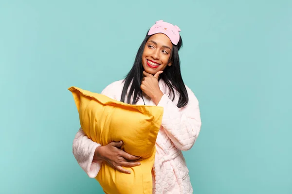 Joven Mujer Negra Sonriendo Con Una Expresión Feliz Segura Con —  Fotos de Stock