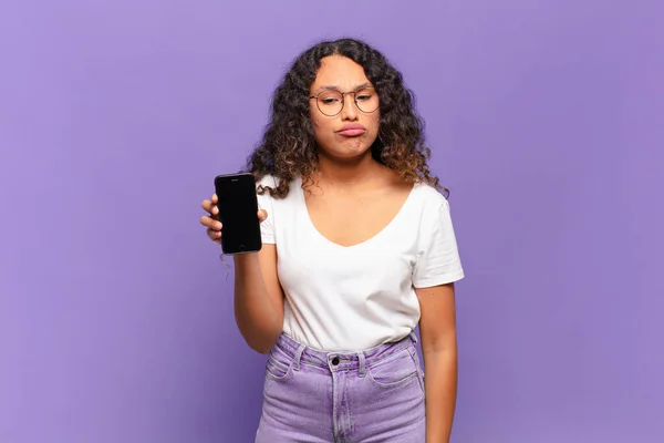 Junge Hispanische Frau Die Traurig Und Weinerlich Mit Einem Unglücklichen — Stockfoto