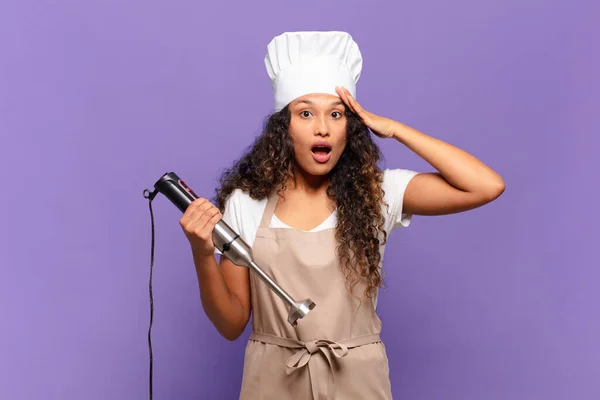 Giovane Donna Ispanica Guardando Felice Stupito Sorpreso Sorridendo Realizzando Incredibili — Foto Stock