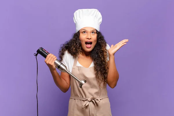 Giovane Donna Ispanica Sentirsi Felice Eccitato Sorpreso Scioccato Sorridente Stupito — Foto Stock