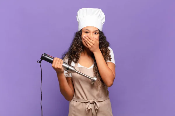 Jeune Femme Hispanique Couvrant Bouche Avec Des Mains Une Expression — Photo