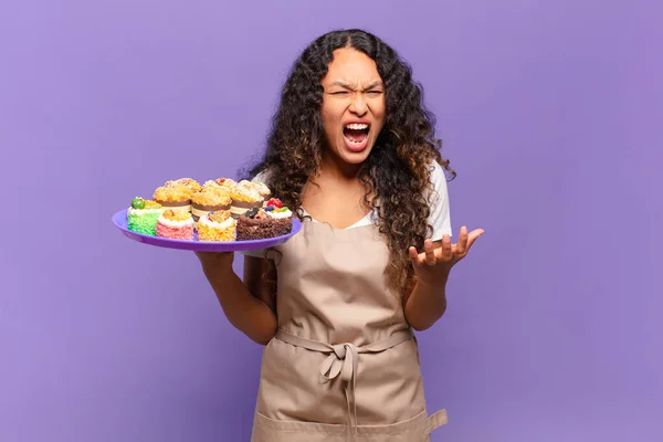 Ung Latinamerikansk Kvinna Ser Arg Irriterad Och Frustrerad Skrikande Wtf — Stockfoto