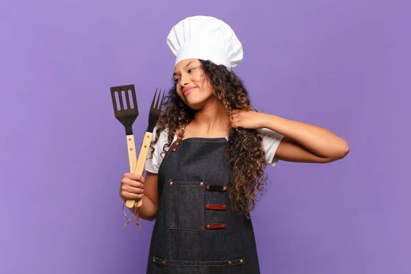 年轻的惊慌失措的女人感到压力 疲倦和沮丧 拉着衬衫领子 看起来很沮丧 烧烤厨师概念 — 图库照片