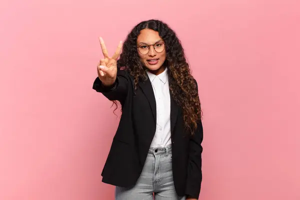 Junge Hispanische Frau Lächelt Und Sieht Glücklich Unbeschwert Und Positiv — Stockfoto