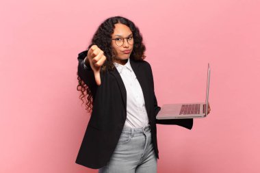 Genç İspanyol kadın kızgın, sinirli, hayal kırıklığına uğramış ya da hoşnutsuz hissediyordu. Ciddi bir bakışla reddediyordu. dizüstü bilgisayar